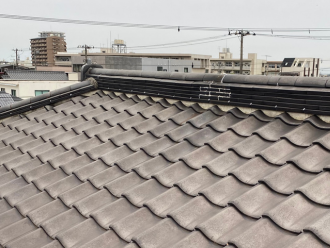 全体的に劣化した瓦屋根